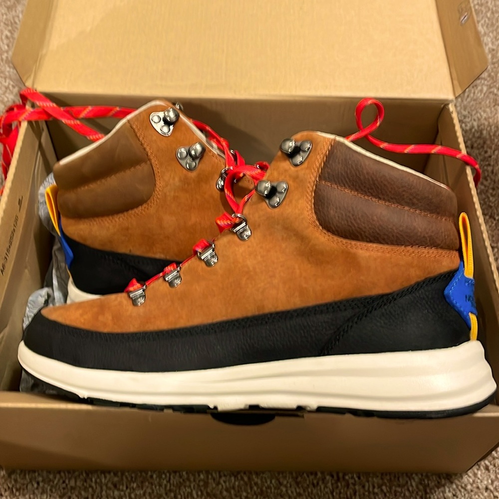 New in box men’s back to Berkeley NF size 8.